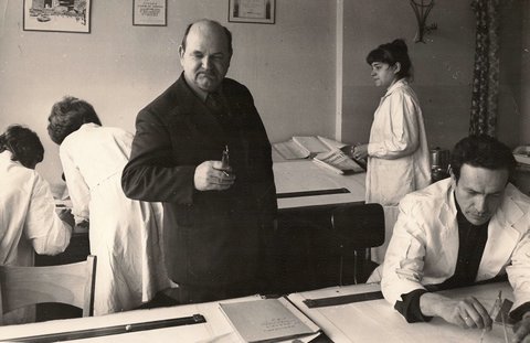 Mieczysław Królik (w ciemnym garniturze) jako zastępca dyrektora Wojewódzkiego Biura Projektów Budownictwa Komunalnego.