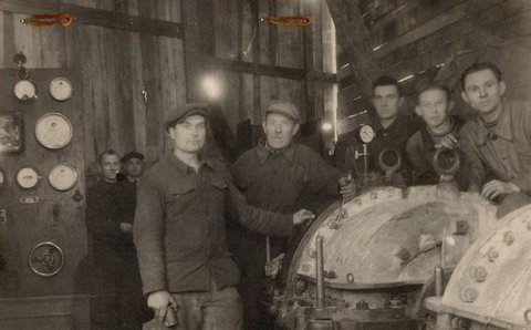 10.10.1944 r. popłynął prąd. Robotnicy przez trzy miesięce pracowali nad uruchomieniem zniszczonej elektrowni 10.10.1944 r. popłynął prąd. Robotnicy przez trzy miesiące pracowali nad uruchomieniem zniszczonej elektrowni