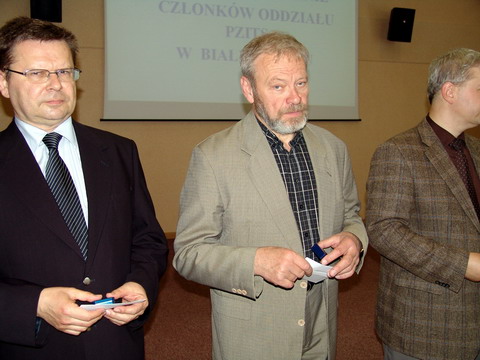 Srebrną odznakę PZITS otrzymał Aleksander Nikitin (jasna marynarka)