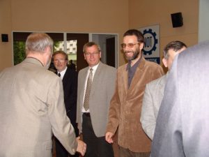 Srebrną odznakę PZITS otrzymał Grzegorz Simson (brązowa marynarka)