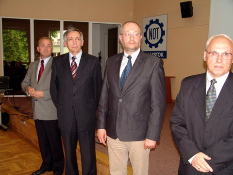 Prezes Roman Wilk (drugi z lewej) odebrał medal 90-lecia PZITS przyznany Wodociągom Białostockim.