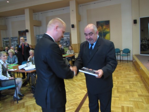 Łukasz Nowicki otrzymuje nagrodę z rąk Lecha Magrela, Prezesa Zarządu Oddziału PZITS w Białymstoku 